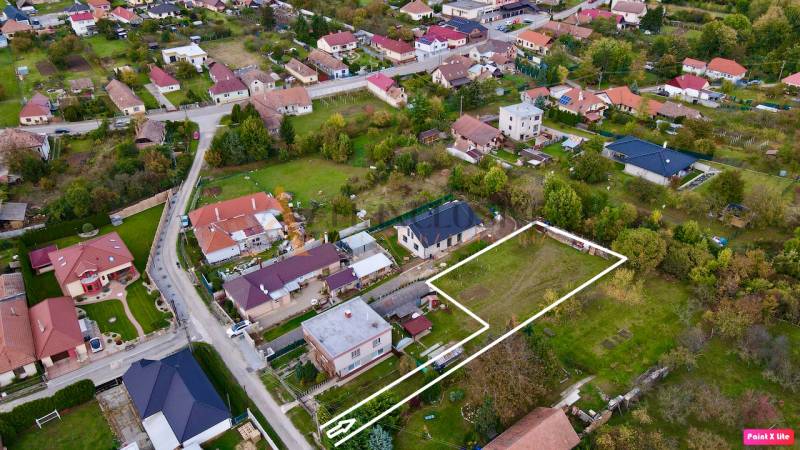 STAVEBNÝ POZEMOK | NITRIANSKA BLATNICA - Pozemky - bývanie na ulici Nitrianska Blatnica v meste Nitrianska Blatnica, obklopený domami a zeleňou.