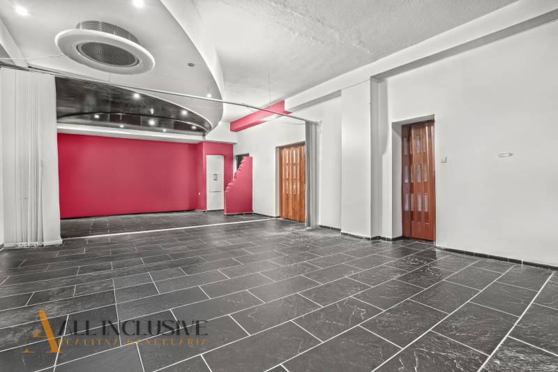 NA PREDAJ OBCH.PRIESTOR, BRATISLAVA–VRAKUŇA (PENTAGON) - Interiér obchodných priestorov s čierno-bielou dlažbou, ružovou stenou a drevenými dverami.