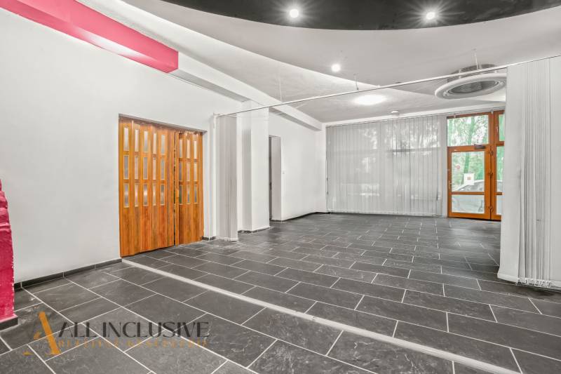 NA PREDAJ OBCH.PRIESTOR, BRATISLAVA–VRAKUŇA (PENTAGON) - Obchodné priestory s tmavou dlažbou, drevenými dverami a bielymi stenami.