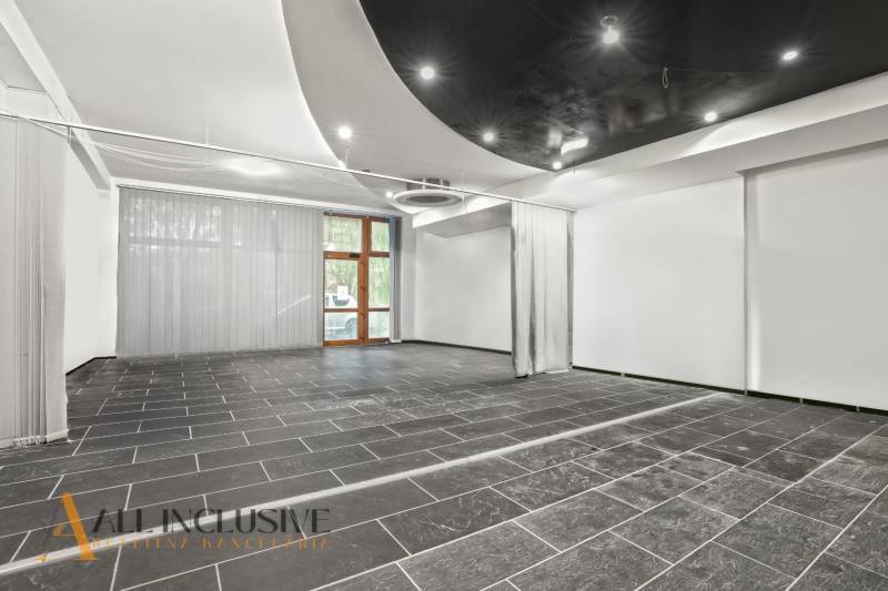 NA PREDAJ OBCH.PRIESTOR, BRATISLAVA–VRAKUŇA (PENTAGON) - Obchodné priestory s veľkými oknami a dlažbou, neutrálne farby na stenách.