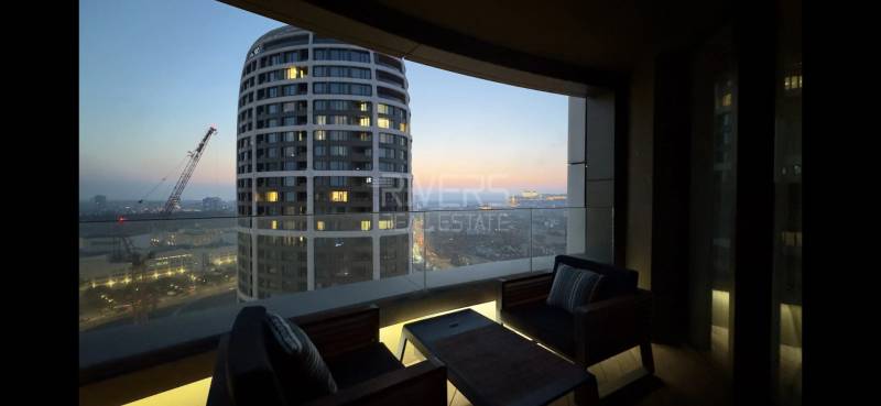 Elegantný byt na mieru s panorámou hradu  - Večer z balkóna 3-izbového bytu, výhľad na panorámu s výškovou budovou a žeriavom.