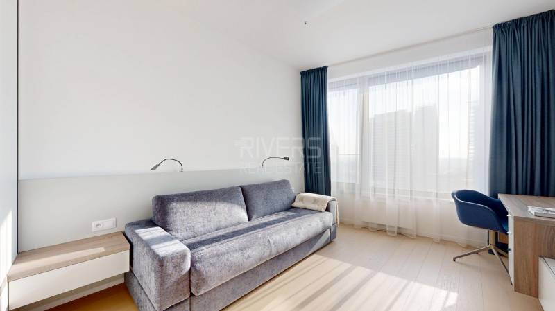 Elegantný byt na mieru s panorámou hradu  - Obývacia izba v 3-izbovom byte s pohovkou, pracovným stolom a podlahou s dreveným dekorom.