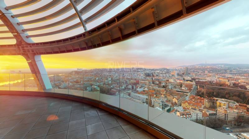 Elegantný byt na mieru s panorámou hradu  - Výhľad na Bratislavu z vyhliadkovej terasy, zachytávajúci mesto počas západu slnka.