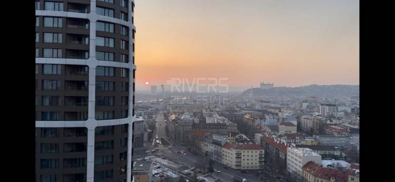 Elegantný byt na mieru s panorámou hradu  - Výhľad z výškovej budovy na Bratislava - Staré Mesto pri západe slnka.