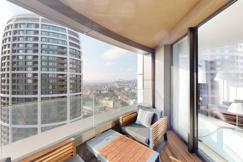 Elegantný byt na mieru s panorámou hradu  - Balkón s výhľadom na mesto z 3-izbového bytu s podlahou s dreveným dekorom.