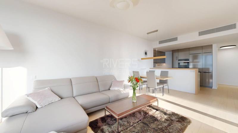 Elegantný byt na mieru s panorámou hradu  - Svetlá obývacia izba s pohovkou, konferenčným stolíkom a kuchyňou, 3-izbový byt.