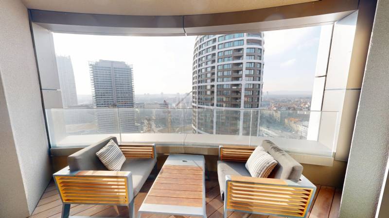 Elegantný byt na mieru s panorámou hradu  - Balkón s výhľadom na Továrenskú ulicu v Bratislave, vybavený pohodlným sedením.