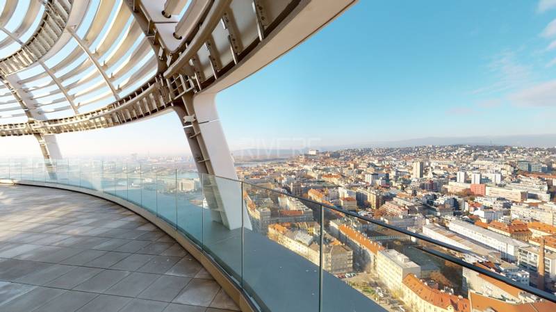 Elegantný byt na mieru s panorámou hradu  - Pohľad na panorámu Bratislavy z vyhliadkovej plošiny cez sklené zábradlie.