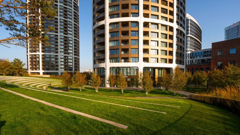 Elegantný byt na mieru s panorámou hradu  - Budovy v Bratislave - Starom Meste na Čulenovej, obklopené trávnikom a stromami.