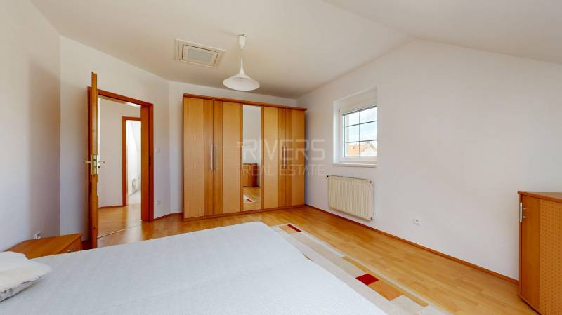 RIVERS - Veľkorysý rodinný dom po rekonštrukcii  - Spálňa v rodinnom dome s podlahou s dreveným dekorom a skriňou so zrkadlom.