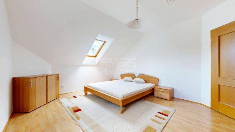 RIVERS - Veľkorysý rodinný dom po rekonštrukcii  - Svetlá spálňa v rodinnom dome s podlahou s dreveným dekorom a strešným oknom.