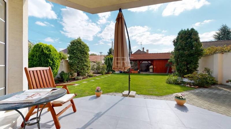 RIVERS - Veľkorysý rodinný dom po rekonštrukcii  - Terasa rodinného domu na Puškinovej v Ivanke pri Dunaji, záhrada s trávnikom a dreveným altánkom.