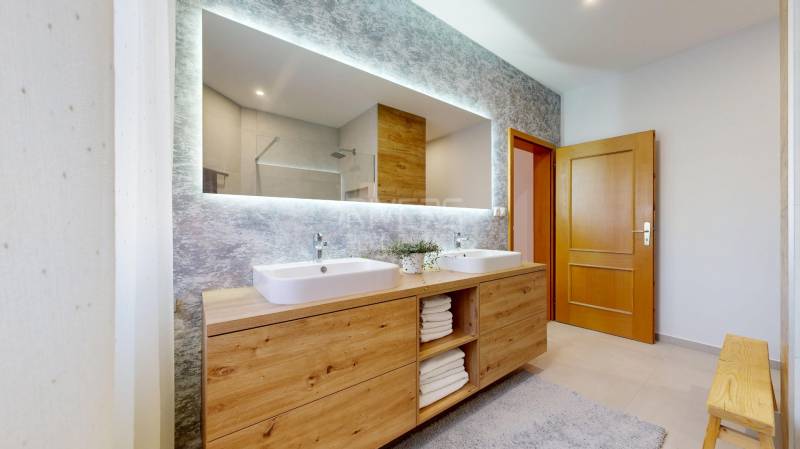 RIVERS - Veľkorysý rodinný dom po rekonštrukcii  - Kúpeľňa v rodinnom dome s dvojitým umývadlom a dekoratívnymi drevenými prvkami.