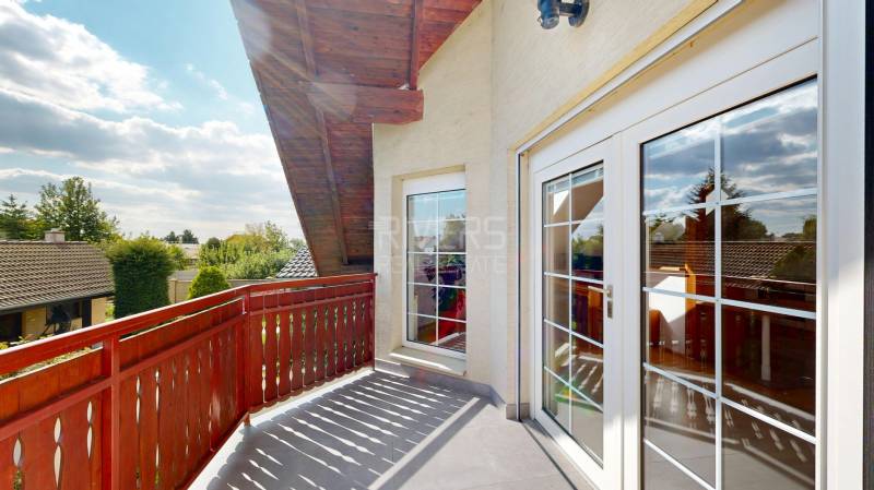 RIVERS - Veľkorysý rodinný dom po rekonštrukcii  - Balkón rodinného domu na Puškinovej ulici v Ivanke pri Dunaji so záhradným výhľadom.