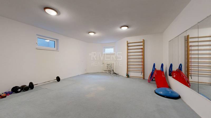RIVERS - Veľkorysý rodinný dom po rekonštrukcii  - Izba na cvičenie v rodinnom dome s posilňovacím náradím a zrkadlami.
