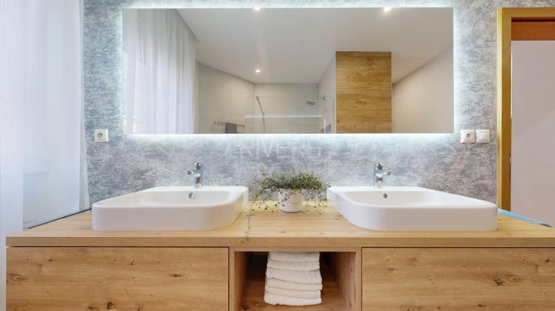 RIVERS - Veľkorysý rodinný dom po rekonštrukcii  - Kúpeľňa s dvoma umývadlami a veľkým zrkadlom v Rodinnom dome.