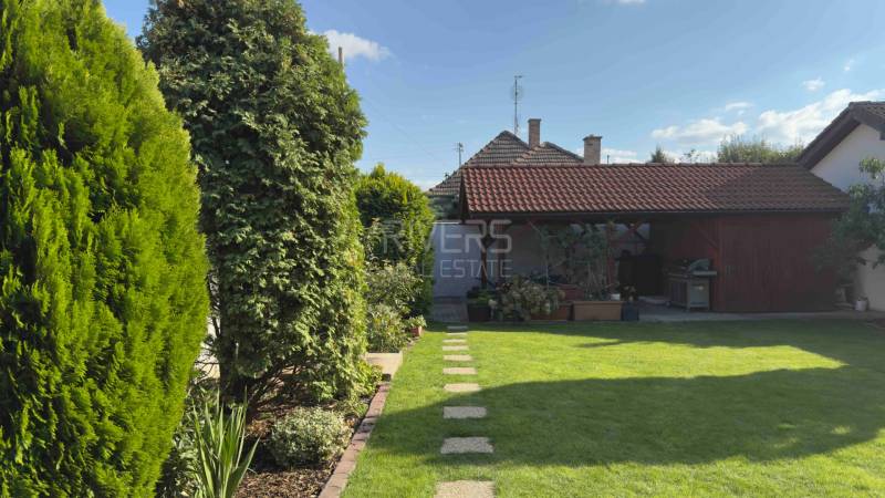 RIVERS - Veľkorysý rodinný dom po rekonštrukcii  - Záhrada rodinného domu na Puškinovej v Ivanke pri Dunaji, so zeleným trávnikom a altánkom.