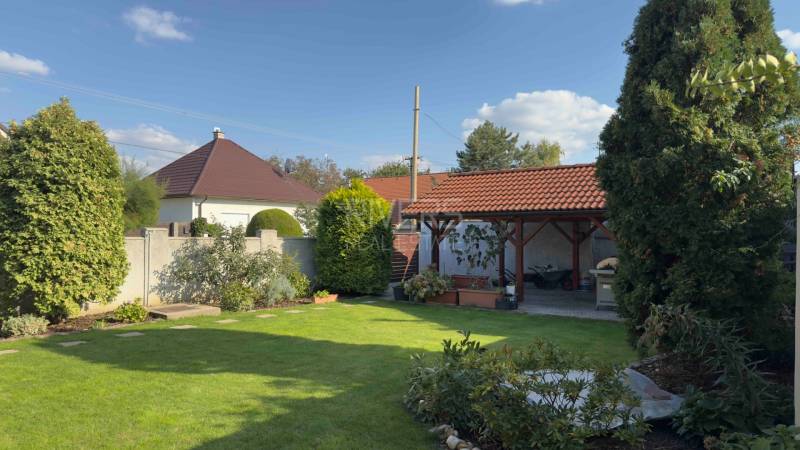 RIVERS - Veľkorysý rodinný dom po rekonštrukcii  - Záhrada rodinného domu na Puškinovej v Ivanke pri Dunaji s altánkom a zeleňou.