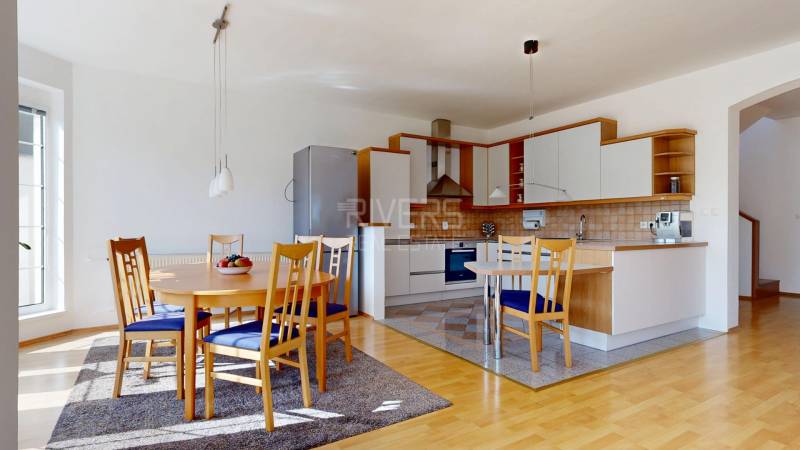 RIVERS - Veľkorysý rodinný dom po rekonštrukcii  - Kuchyňa v Rodinnom dome s jedálňou, dreveným dekorom a veľkými oknami.