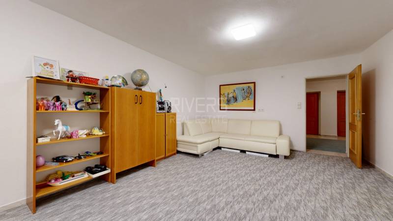 RIVERS - Veľkorysý rodinný dom po rekonštrukcii  - Obývacia izba v Rodinnom dome s bielou sedačkou, poličkami na hračky a obrazom na stene.