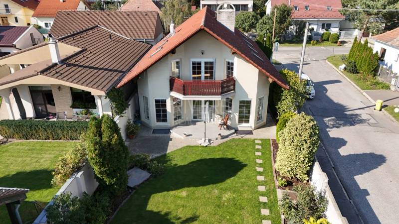 RIVERS - Veľkorysý rodinný dom po rekonštrukcii  - Rodinný dom na Puškinovej ulici v Ivanke pri Dunaji so záhradou a terasou.