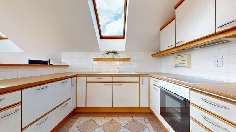 RIVERS - Veľkorysý rodinný dom po rekonštrukcii  - Kuchyňa v rodinnom dome s oknom v streche, biele skrinky, drevený dekor.