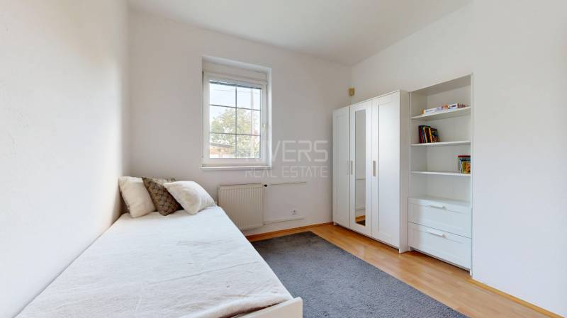 RIVERS - Veľkorysý rodinný dom po rekonštrukcii  - Spálňa v rodinnom dome s posteľou, skriňou a poličkami; podlaha s dreveným dekorom.