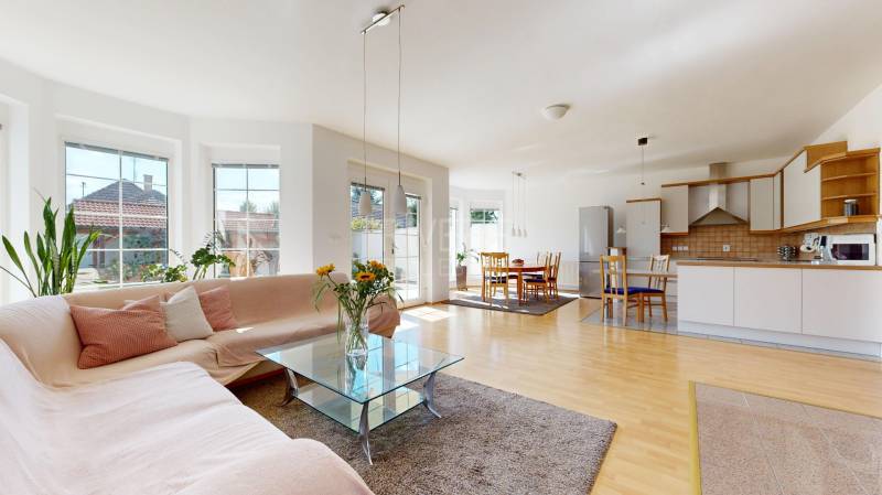 RIVERS - Veľkorysý rodinný dom po rekonštrukcii  - Obývačka s kuchyňou v rodinnom dome s podlahou s dreveným dekorom a presklenými dverami.