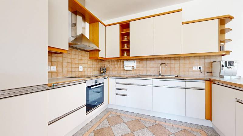 RIVERS - Veľkorysý rodinný dom po rekonštrukcii  - Kuchyňa s bielymi skrinkami, nerezovým digestorom a rozloženou dlažbou, Rodinný dom.