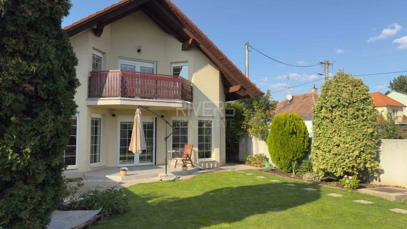 RIVERS - Veľkorysý rodinný dom po rekonštrukcii  - Rodinný dom na Puškinovej ulici v Ivanke pri Dunaji s terasou, balkónom a záhradou.