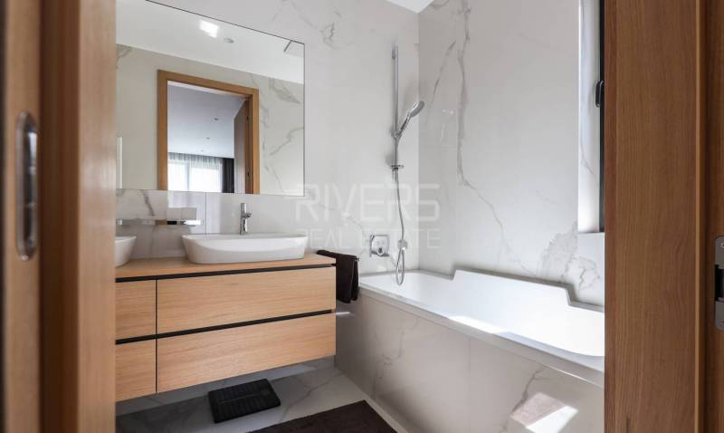 RIVERS I Prémiový 4-izbový byt s panoramatickým výhľadom na mesto - Kúpeľňa so sprchovým kútom a umývadlom v 4-izbovom byte.