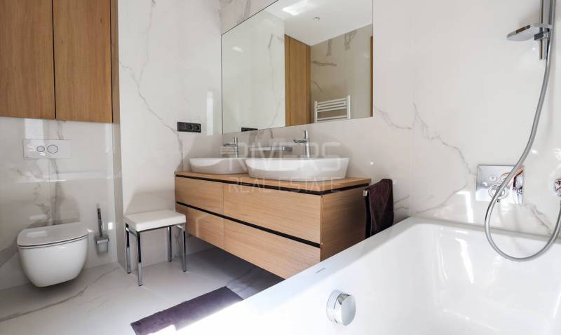 RIVERS I Prémiový 4-izbový byt s panoramatickým výhľadom na mesto - Kúpeľňa v 4-izbovom byte s mramorovými stenami a dvojitým umývadlom.