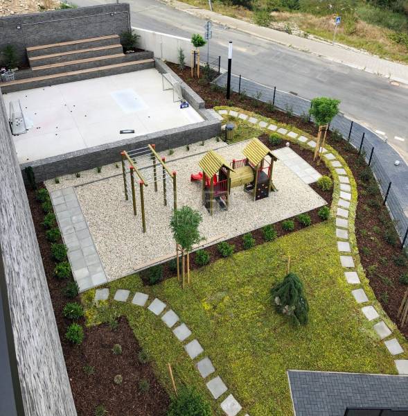 RIVERS I Prémiový 4-izbový byt s panoramatickým výhľadom na mesto - Zeleň a detské ihrisko pri 4-izbovom byte na ulici Na Roličkách, Bratislava - Nové Mesto.