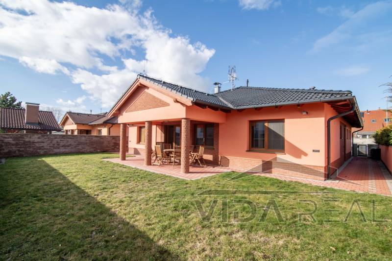 Nadštandardný 4-izbový rodinný dom s garážou a veľkým pozemkom - Rodinný dom na ulici Krajná v Stupave, tehlová fasáda, priestranný dvor, terasa.