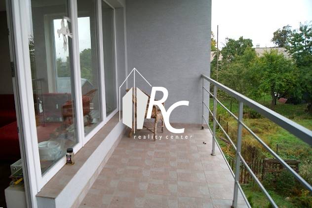 Zrekonštruovaný rodinný dom s peknou záhradou, Bystrička - Terasa rodinného domu v Bystričke s presklenými stenami a panoramatickým výhľadom.