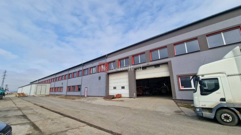 Prenájom HALA - SKLADOVÉ PRIESTORY - POPRAD od 2500 m2 - 5000 m2 - Sklady a haly na Východnej ulici v Poprade so zaparkovaným nákladným autom a nákladným vozidlom.