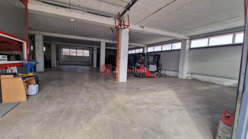 Prenájom HALA - SKLADOVÉ PRIESTORY - POPRAD od 2500 m2 - 5000 m2 - Interiér skladov a hál s vysokými stropmi a pracovnými zariadeniami, vrátane vysokozdvižného vozíka.