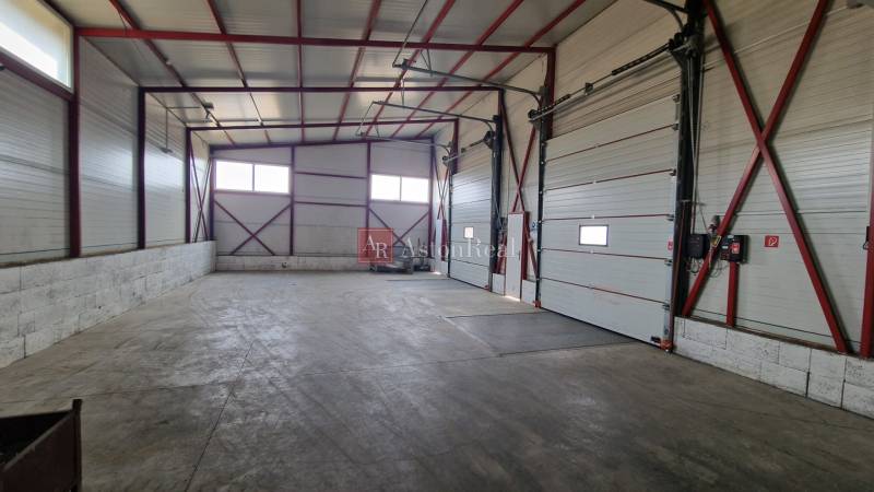 Prenájom HALA - SKLADOVÉ PRIESTORY - POPRAD od 2500 m2 - 5000 m2 - Priestranný priestor s vysokým stropom a veľkými bránami v Skadoch a halách.