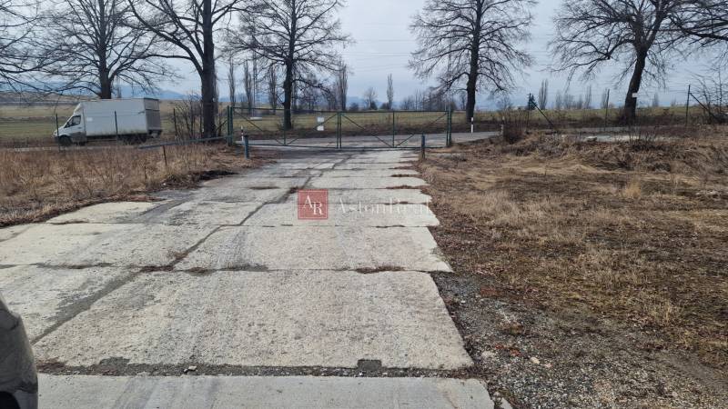 Prenájom HALA - SKLADOVÉ PRIESTORY - POPRAD od 2500 m2 - 5000 m2 - Areál so spevnenou cestou a bránou vo Východnej ulici v Poprade, sklady a haly.