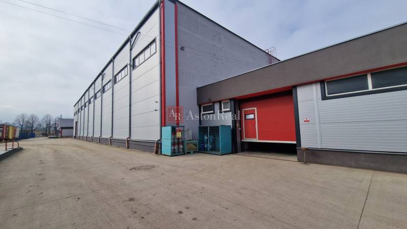 Prenájom HALA - SKLADOVÉ PRIESTORY - POPRAD od 2500 m2 - 5000 m2 - Sklady a haly na ulici Východná v meste Poprad s dostupnou prístupovou cestou.