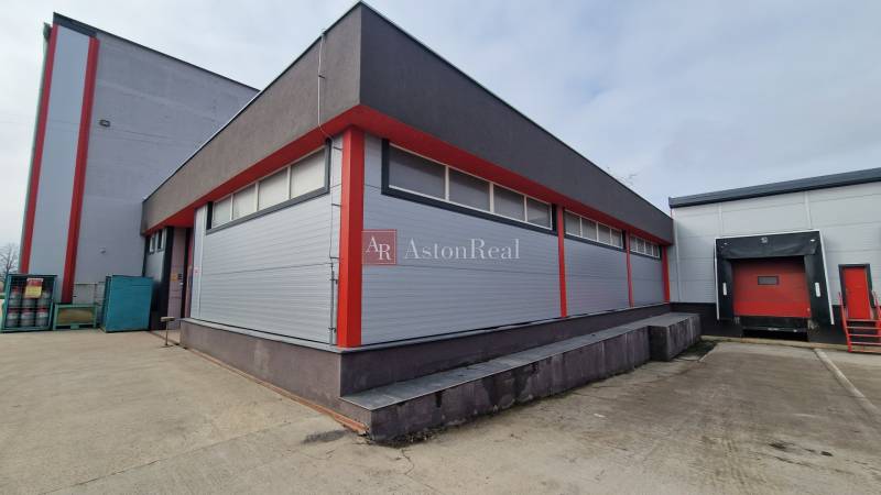 Prenájom HALA - SKLADOVÉ PRIESTORY - POPRAD od 2500 m2 - 5000 m2 - Priemyselný sklad na ulici Východná v Poprade, vybavený nakladacou rampou a modernou fasádou.