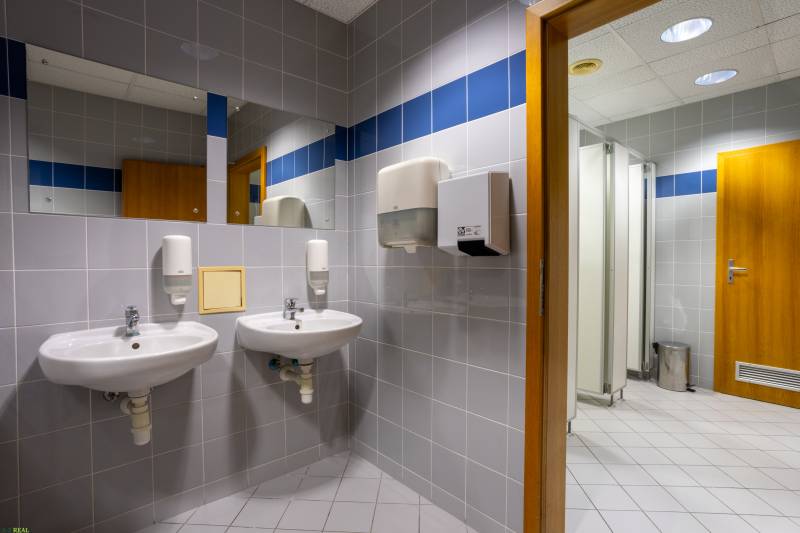 Prenájom kancelárií na prízemí budovy, Ružinov - Kancelárie s dlažbou, umývadlami, zrkadlami a zásobníkom na papierové utierky.