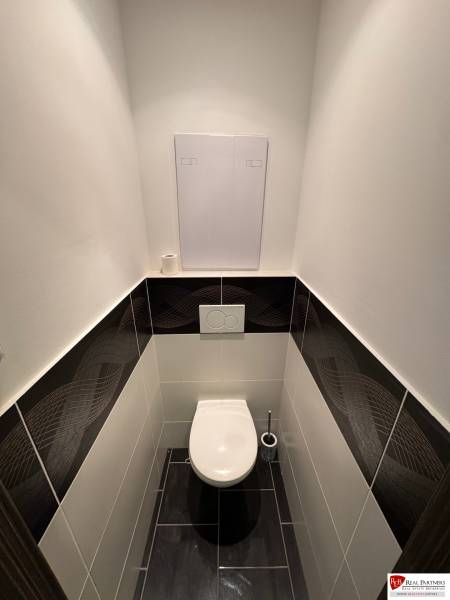 Prenájom 2-izb bytu v Bratislave-Rača - Kúpeľňa v 2-izbovom byte s bielymi a čiernymi obkladmi.