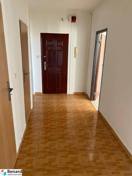 3 - IZBOVÝ BYT NA SÍDLISKU ZÁPAD Stará Ľubovňa - Chodba v 3-izbovom byte s podlahou s dreveným dekorom a drevenými dverami.