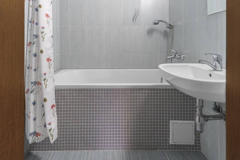 I Predaj 3- izbového bytu v Dúbravke - Kúpeľňa s vaňou a závesom v 3-izbovom byte.