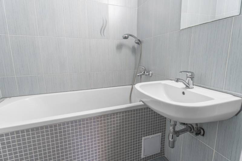 I Predaj 3- izbového bytu v Dúbravke - Kúpeľňa s vaňou a umývadlom v 3-izbovom byte, obložená svetlými kachličkami.