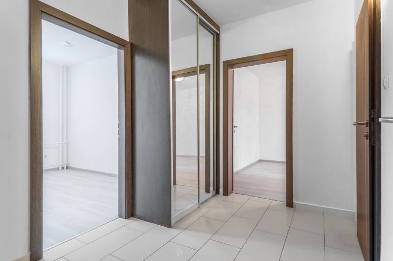 I Predaj 3- izbového bytu v Dúbravke - Chodba so zrkadlovou šatníkovou skriňou v 3-izbovom byte.