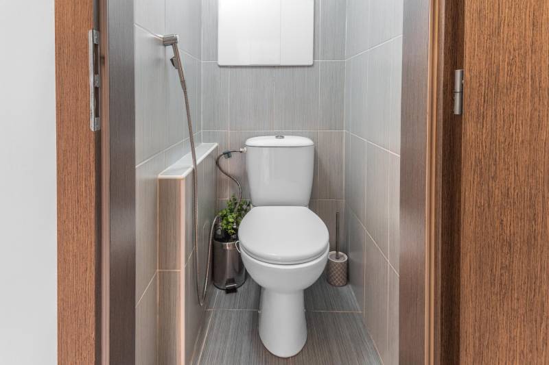 I Predaj 3- izbového bytu v Dúbravke - Kúpeľňa v 3-izbovom byte s toaletou, sprchou a dlažbou.