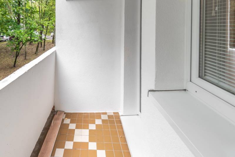 I Predaj 3- izbového bytu v Dúbravke - Balkón s dlažbou a výhľadom na zeleň v 3-izbovom byte.