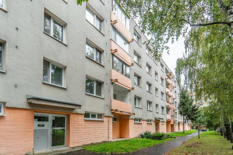 I Predaj 3- izbového bytu v Dúbravke - Bytový dom na Gallayovej ulici, Bratislava - Dúbravka, obklopený zeleňou a chodníkom.